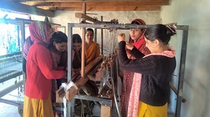 होली में खड्डी पर चंबा शॉल बनाती युवतियाँ : संवाद