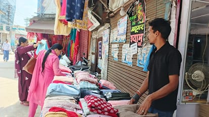 हमीरपुर बाजार में बिक्री के लिए रखे स्वैटर। संवाद