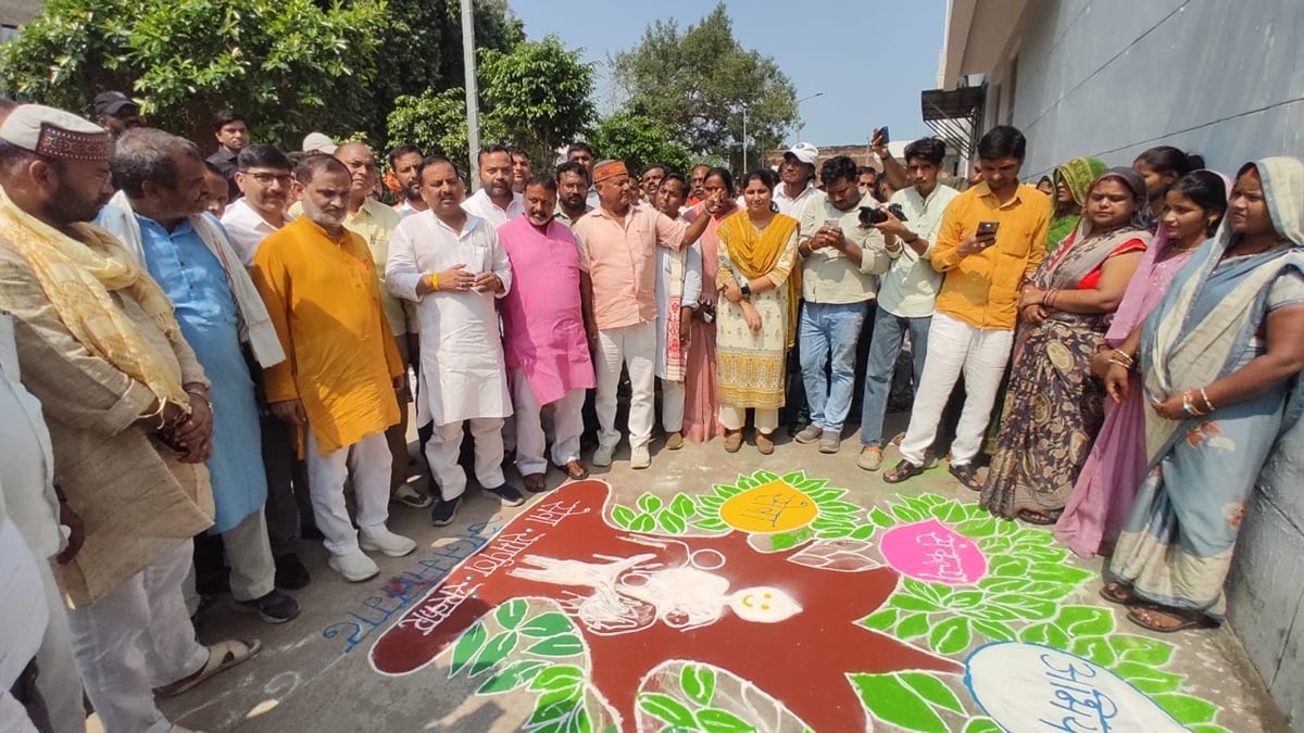 Azamgarh News: प्राकृतिक रंगों से सजी रंगोली बनी आकर्षण का केंद्र