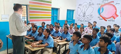 जीएसएस स्कूल आकेड़ा में विद्यार्थियों को मच्छर जनित बीमारियों के प्रति जागरूक करते स्वास्थ्य नि