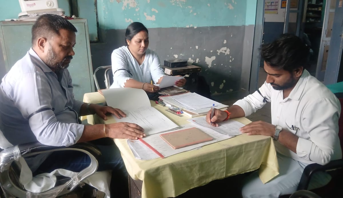 Bhadohi News: एनएचएम कर्मचारियों ने काली पट्टी बांधकर किया काम