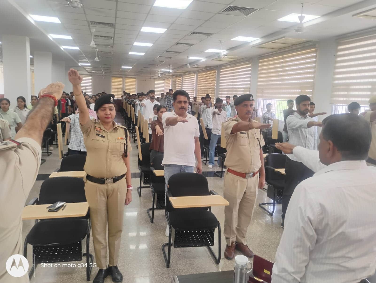 जागरूकता कार्यक्रम में भाग लेती पुलिस की टीम व विद्यार्थी। स्रोत : कॉलेज