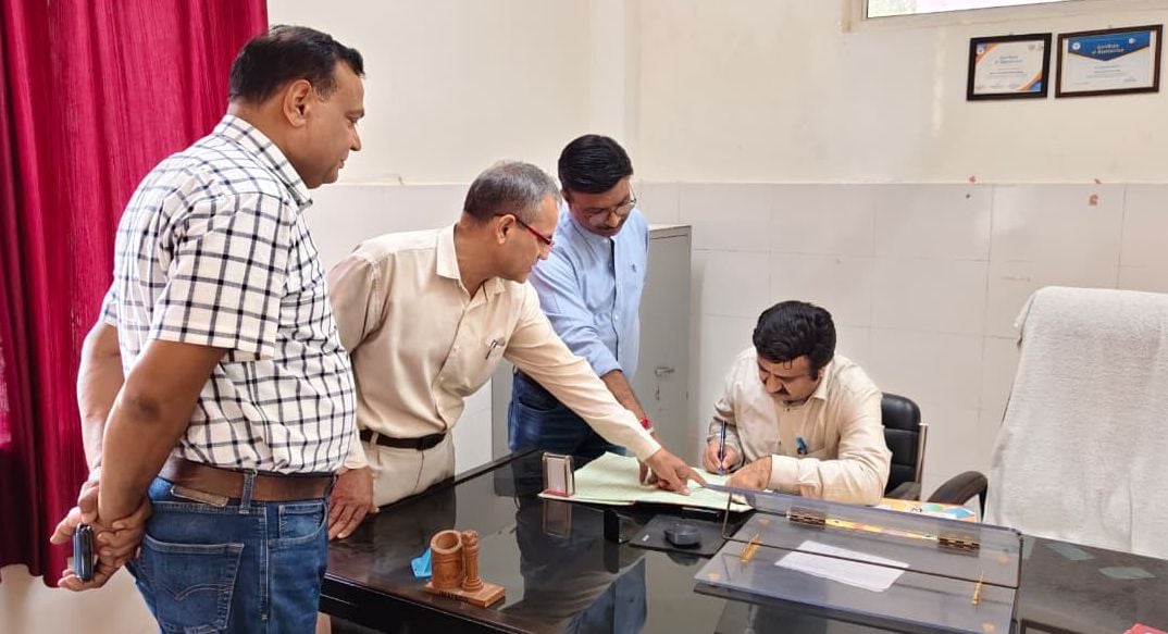 Hapur News: जिला अस्पताल में इंतजार करते रहे मरीज, चिकित्सक नदारद, जवाब तलब