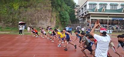 जिला स्तरीय अंडर-19 एथलेटिक्स प्रतियोगिता  के दौरान दौड़ लगाते खिलाड़ी। स्रोत संस्थान