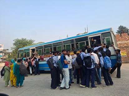 जान जोखिम में डालकर बस की खिड़की पर सवार होते विद्यार्थी। संवाद
