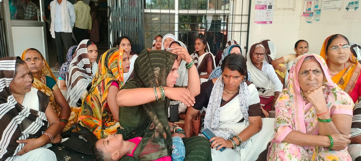 Etah News: काली पट्टी बांधकर डटे एनएचएम संविदा स्वास्थ्यकर्मी