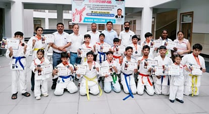 कोच व आयोजकों के साथ राज्यस्तरीय प्रतियोगिता में जीते पदक व प्रमाणपत्र दिखाते खिलाड़ी। संस्थान