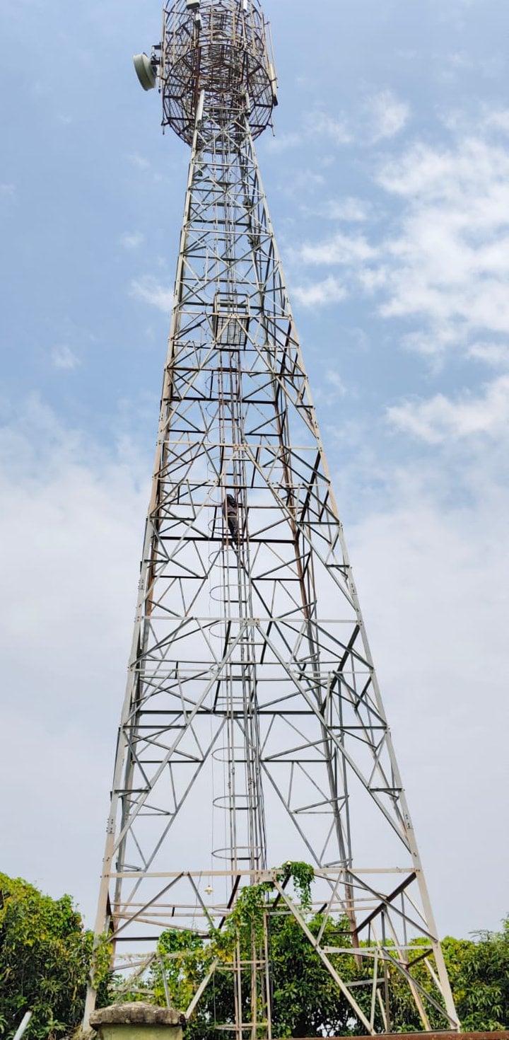 Pratapgarh News: रास्ते की समस्या को लेकर मोबाइल टावर पर चढ़ा युवक