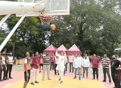 केडीसी में बास्केटबॉल प्रतियोगिता का शुभारंभ करते मुख्य अतिथि। 
