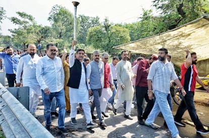 कंडवाल में सेवा ज्योति यात्रा एवं संकल्प सभा के दौरान रैली निकालते हुए भाजपा नेता और कार्यकर्ता