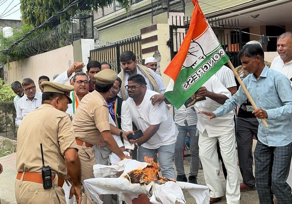 Budaun News: कांग्रेसियों ने फूंका मुख्य चुनाव आयुक्त का पुतला, पुलिस से हुई छीनाझपटी