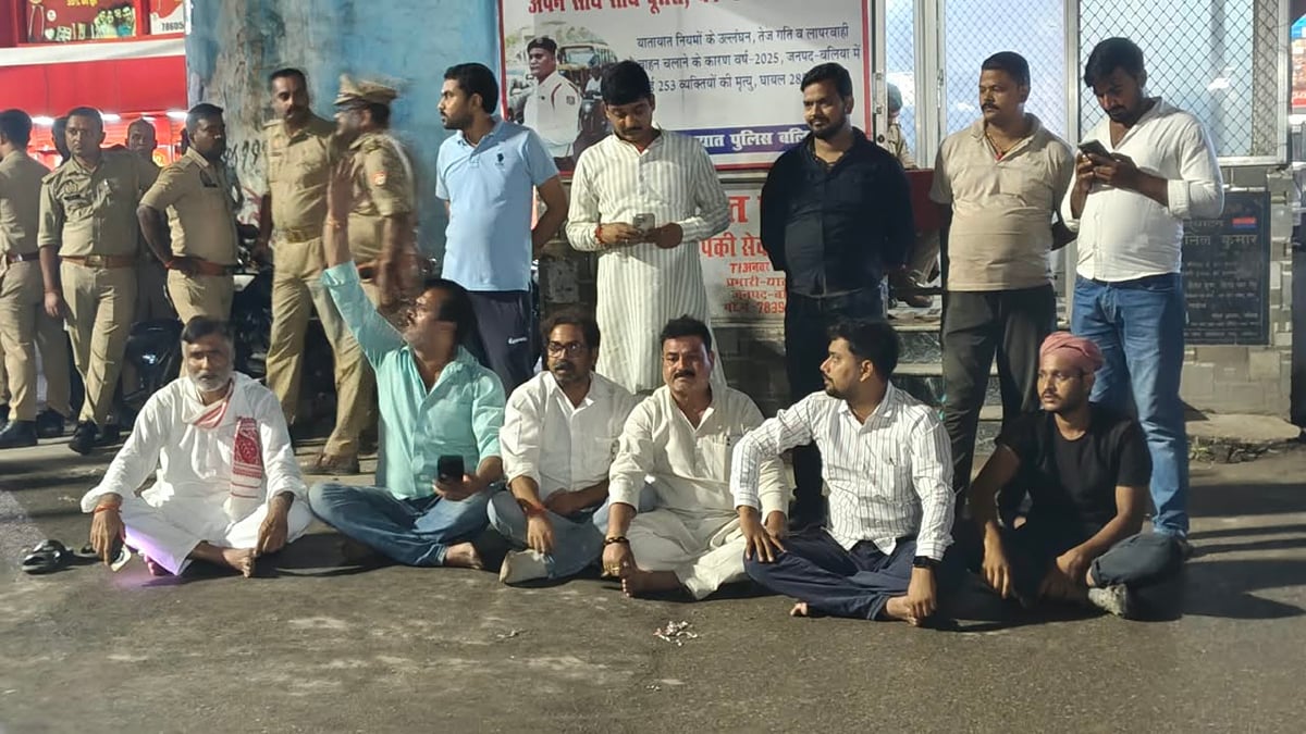 Ballia News: कांग्रेस नेताओं की गिरफ्तारी के खिलाफ कार्यकर्ताओं ने दिया धरना