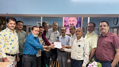 कांगड़ा मेंअजय वर्मा के माध्यम से सीएम को ज्ञापन सौंपते जिला स्वर्णकार संघ के पदाधिकारी। स्
