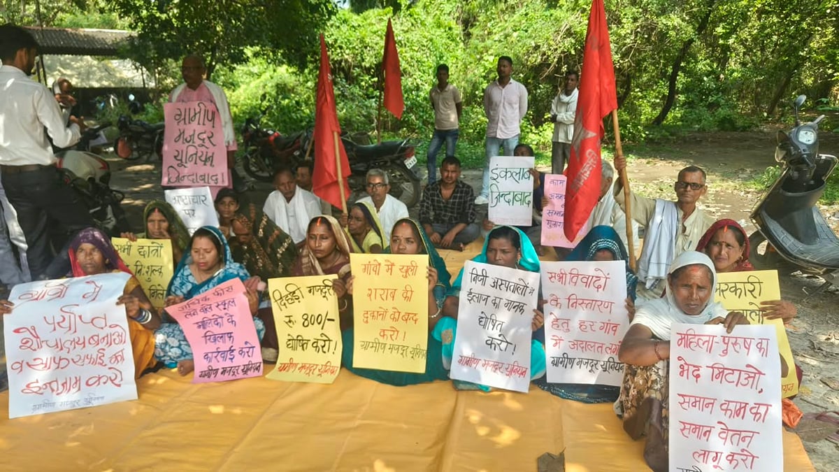 Mau News: शराब बंदी के लिए किया प्रदर्शन