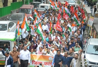 कुल्लू में कांग्रेस पार्टी और सीपीआइएम के वोट चोर गद्दी छोड रैली में भाग लेते कार्यकर्ता।-संवाद