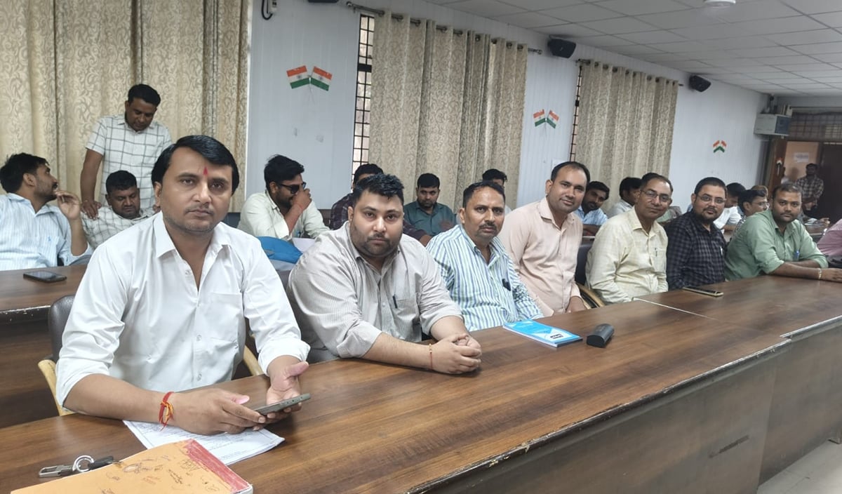 Meerut News: कार्याें का बहिष्कार कर लेखपालों ने दिखाई एकजुटता