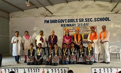 कार्यक्रम में एक मंच पर आए छात्रा, संस्था के पदाधिकारी व स्टाफ। स्रोत : स्कूल