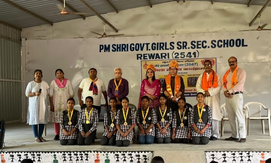 कार्यक्रम में एक मंच पर आए छात्रा, संस्था के पदाधिकारी व स्टाफ। स्रोत : स्कूल