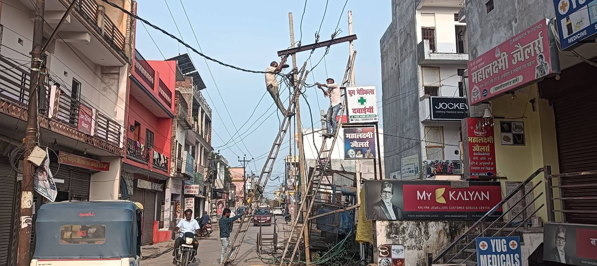 Lucknow News: वाहन की टक्कर से दो खंभे क्षतिग्रस्त, 150 परिवारों की बिजली गुल