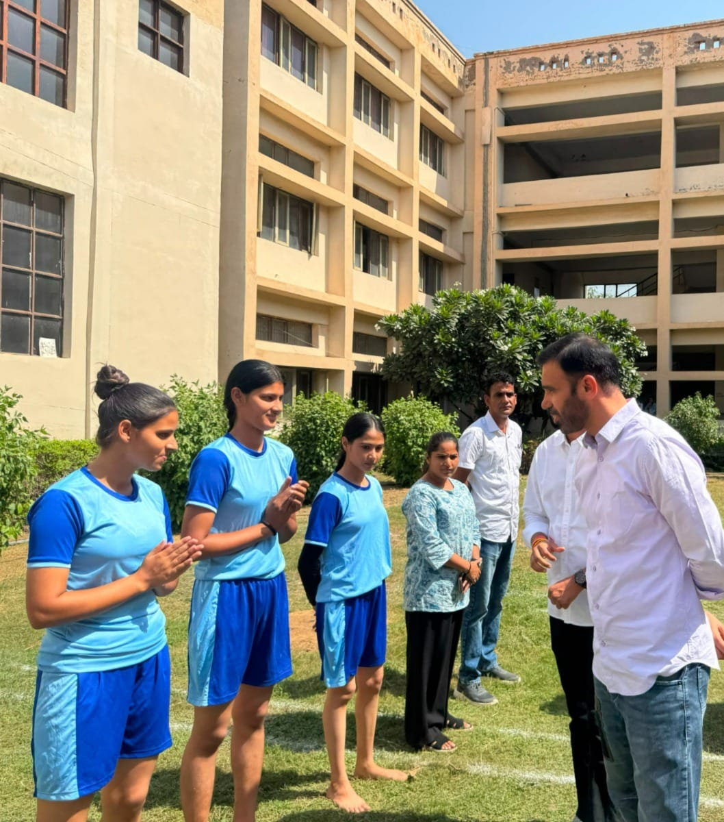 खिलाड़ियों से बातचीत करते अमन राव। स्रोत : कॉलेज