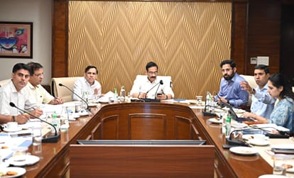 खराब सड़को को बेहतर करने के लिए अधिकारियों की बैठक। वि