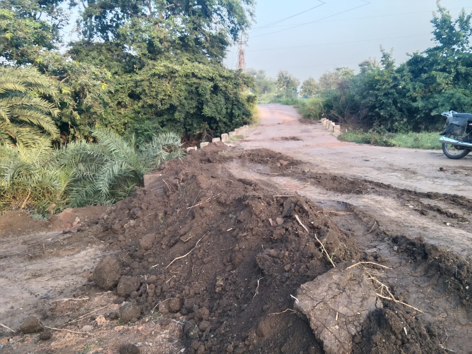 खराब सड़क मरम्मत करने पर मजबूर हुए ग्रामीण, ग्राम विकास के पैसे से भरा जा रहा सड़क पर बने गड्ढे