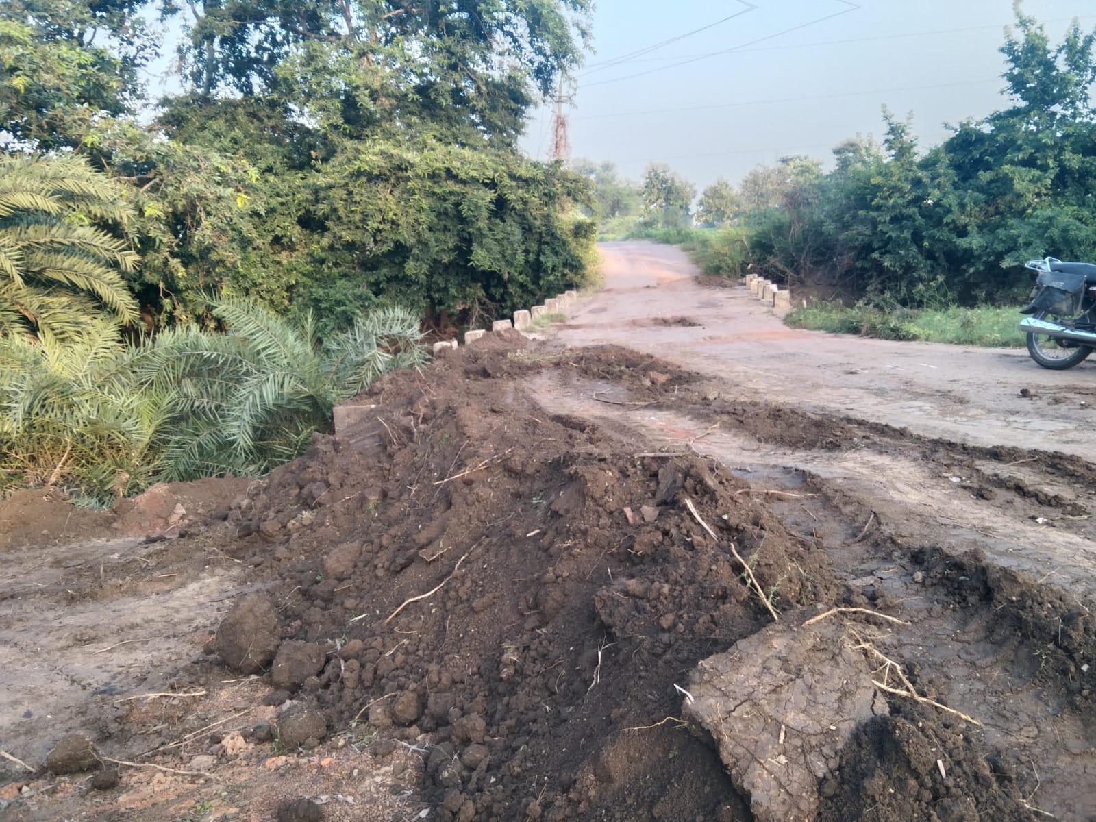 खराब सड़क मरम्मत करने पर मजबूर हुए ग्रामीण, ग्राम विकास के पैसे से भरा जा रहा सड़क पर बने गड्ढे