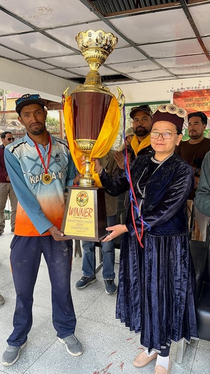 लाहौल में शहीद तंजिन छुल्टिम क्रिकेट टूर्नामेंट के फाइनल विजेता टीम को ट्राफी देकर पुस्कृत करती