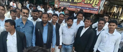 लालगंज तहसील परिसर में प्रदर्शन करते अधिवक्ता, संवाद