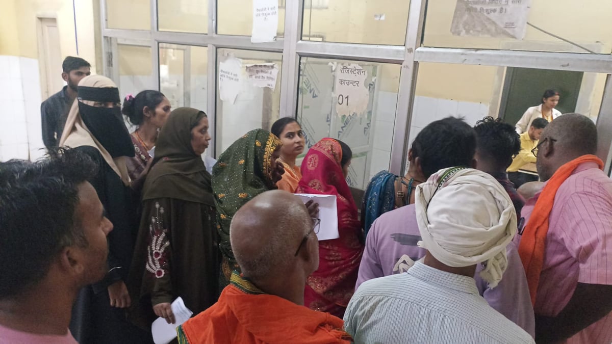 Kushinagar News: मेडिकल कॉलेज में इलाज और जांच के बाद अगले दिन मिल रही रिपोर्ट