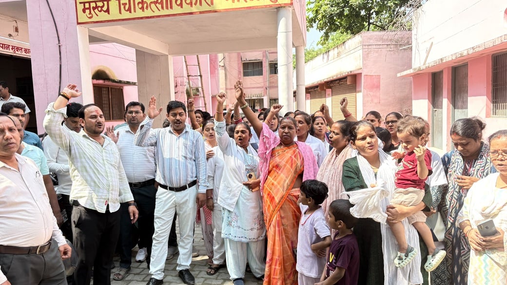 Mirzapur News: एनएचएम कर्मियों ने पांच मांगों के लिए उठाई आवाज