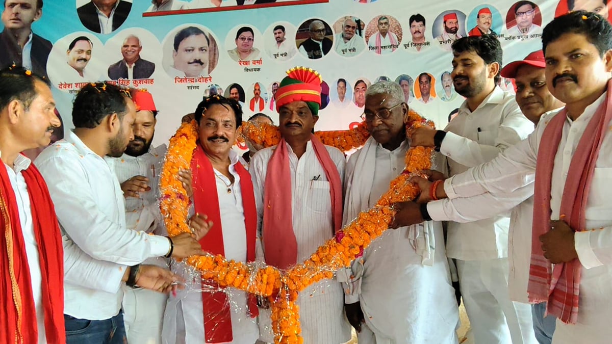 Auraiya News: पीडीए पंचायत में भाजपा सरकार पर साधा निशाना, किसान विरोधी बताया