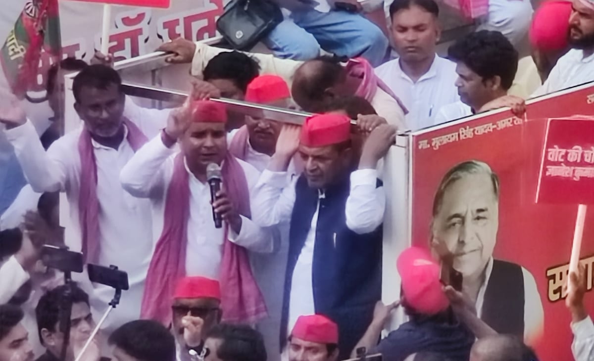 Azamgarh News: सपा का प्रदर्शन, मुख्य चुनाव आयुक्त के इस्तीफे की मांग
