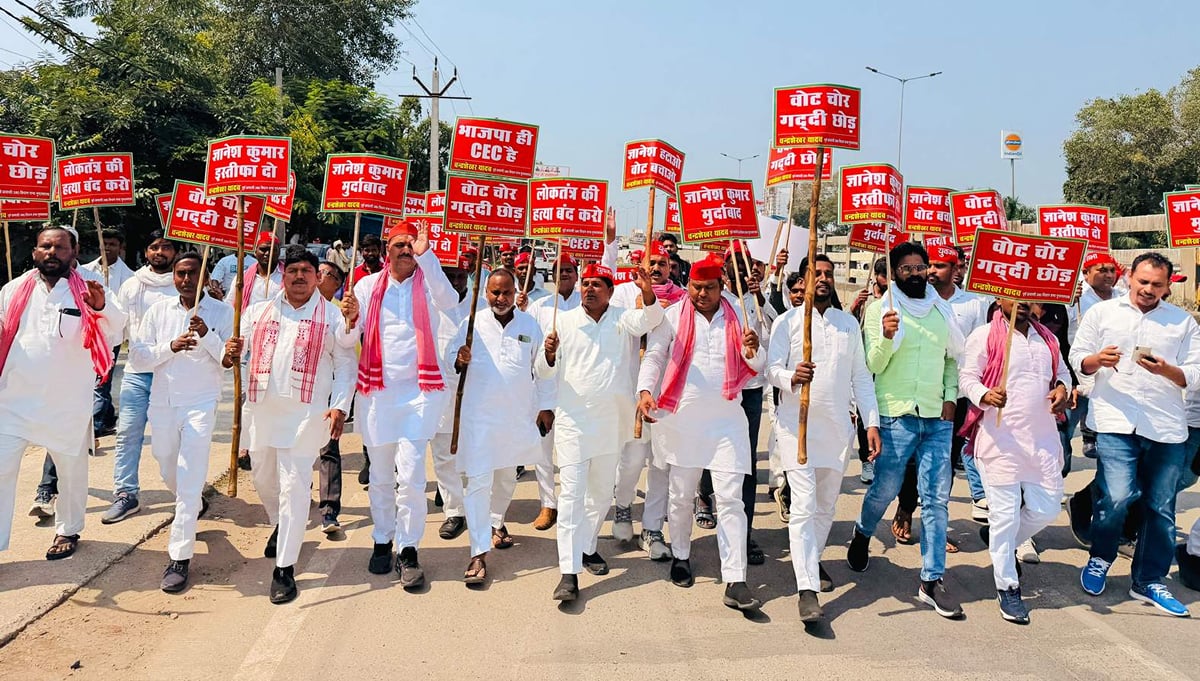 Chandauli News: मुख्य निर्वाचन आयुक्त का पुतला जलाया और इस्तीफे की मांग की