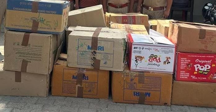 Etah News: अवैध पटाखों का जखीरा पकड़ा, एक गिरफ्तार