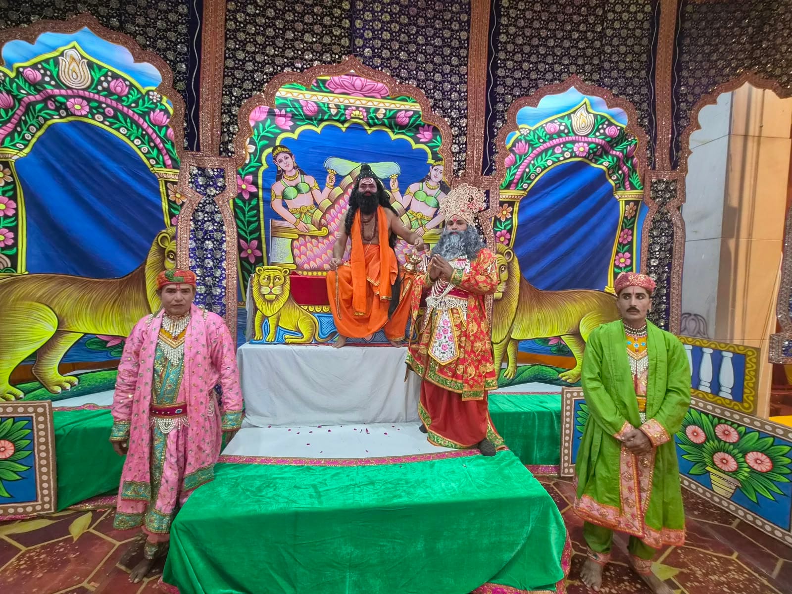 मुरादनगर। श्री बड़ी रामलीला कमेटी की ओर से चल रही रामलीला में मंचन करते कलाकार। संवाद