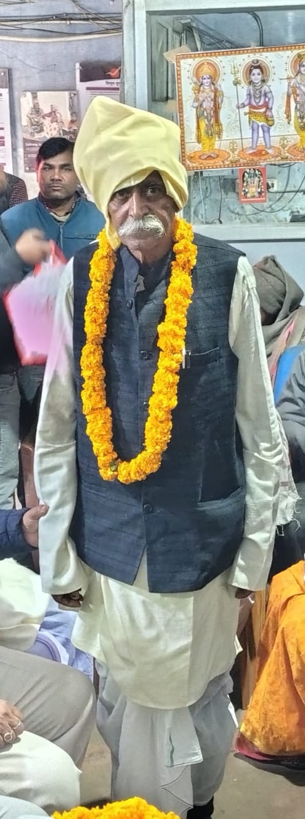Mau News: मधुमक्खियों के हमले से वृद्ध की मौत