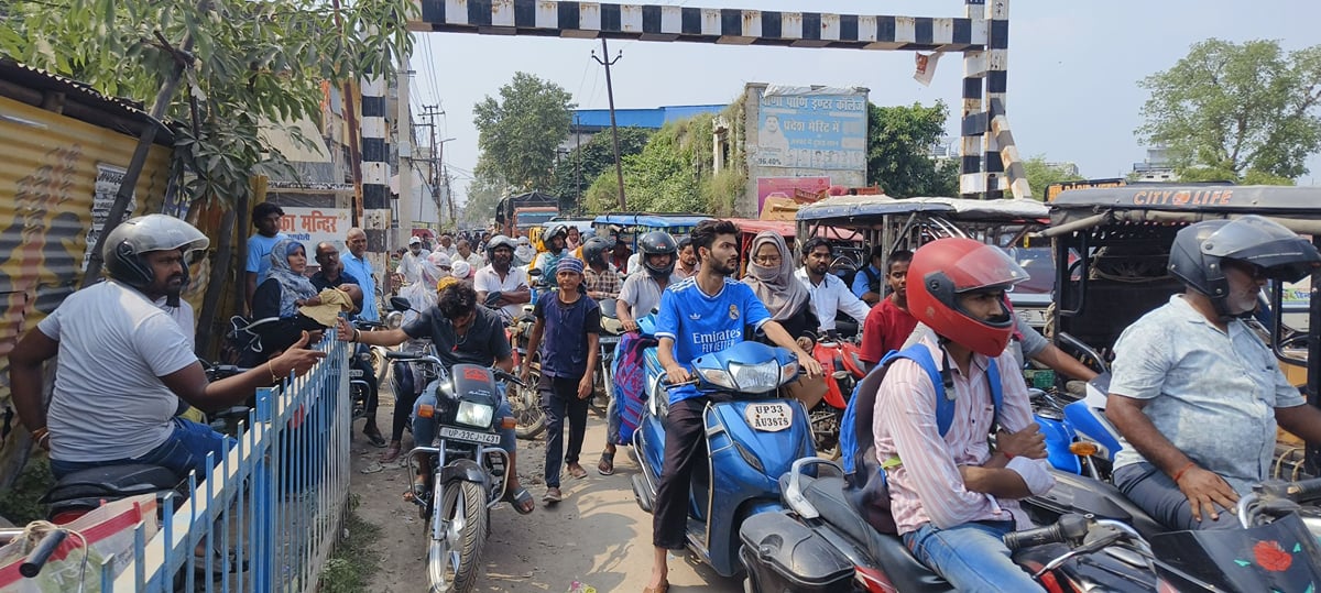 Raebareli News: मरम्मत कार्य से क्रॉसिंग बंद, एक घंटे लगा जाम