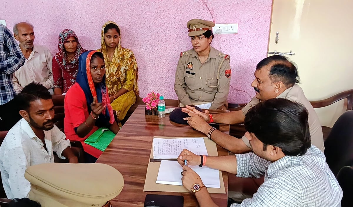 Meerut News: मनमुटाव भूल फिर साथ रहने के लिए सहमत हुए चार दंपति