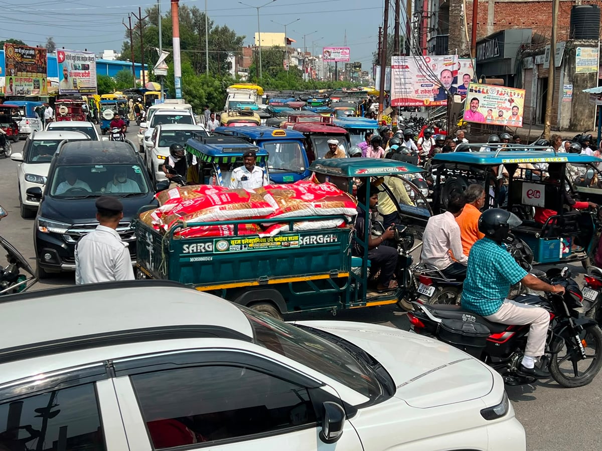 Mau News: भाजपा की सेवा ज्योति यात्रा के दौरान गाजीपुर तिराहे पर लगा भीषण जाम