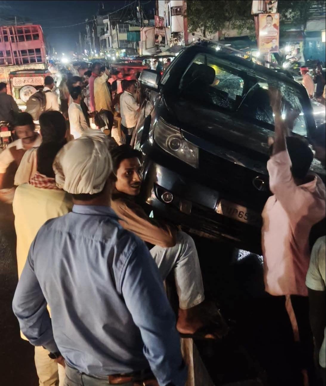 नगर के रेलवे स्टेशन-चित्तू पांडेय चौराहा मार्ग पर ईरिक्शा को बचाने में डिवाइडर पर चढ़ी कार तथा 