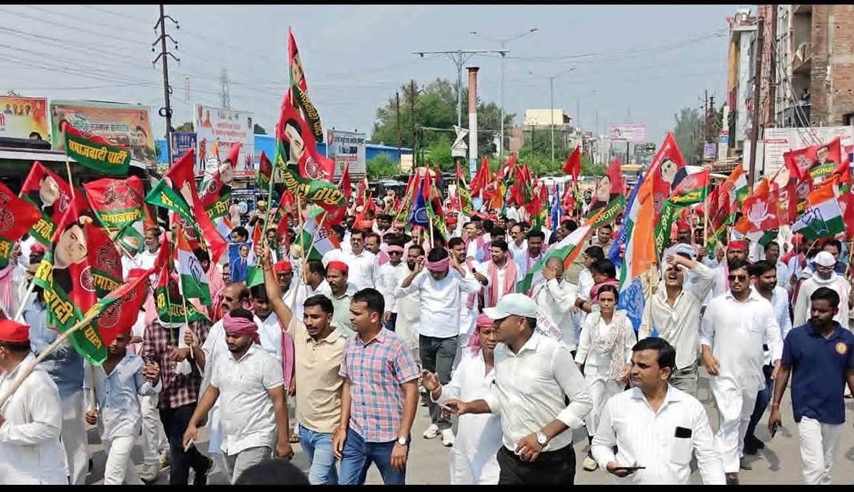 Mau News: चुनाव आयुक्त का पुतला दहन की कोशिश में चार दरोगा, एक कांस्टेबल का हाथ झुलसा