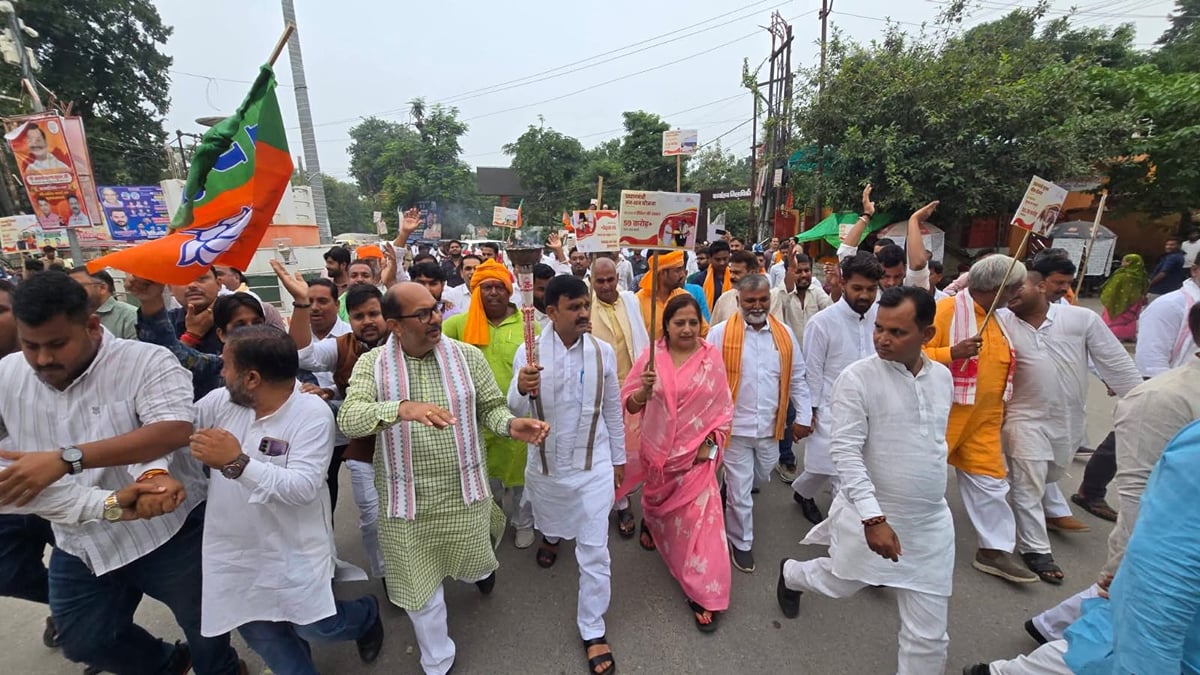 Ballia News: सेवा ज्योति कलश यात्रा में गूंजा देश की सेवा और राष्ट्रभक्ति का संदेश
