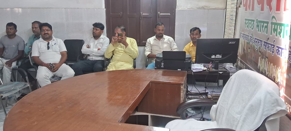 Ambedkar Nagar News: बोर्ड बैठक से अध्यक्ष-ईओ के जाने पर भड़के सभासद