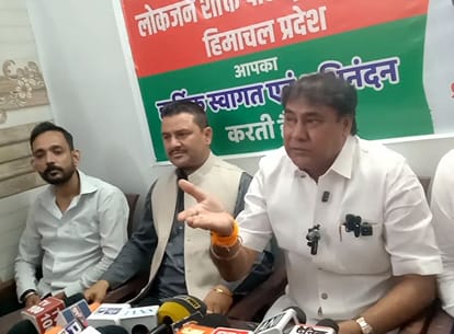 नाहन में प्रेसवार्ता को संबोधित करते लोजपा के प्रदेश प्रभारी वीरेंद्र। संवाद