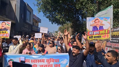 नूरपुर में मातृ-शिशु अस्पताल शुरू करने की मांग को लेकर रोष रैली निकालते हुए लोग (जागरूक पाठक)