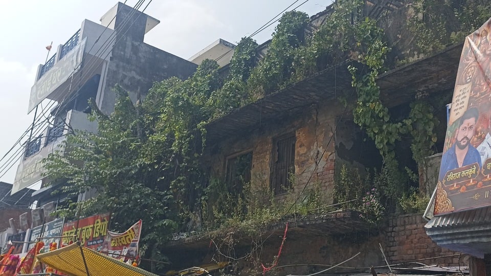 Kushinagar News: जर्जर भवनों की दीवारों से झांक रही ईंट, नोटिस जारी करने तक सिमटे जिम्मेदार