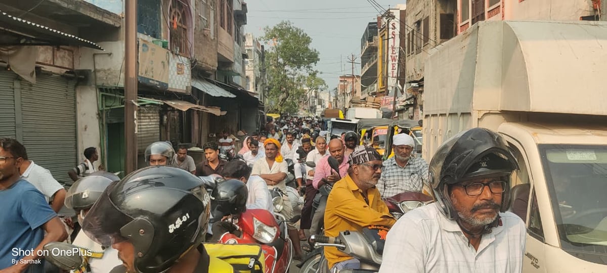 Basti News: पांडेय बाजार में थम गया वाहनों का पहिया, दो घंटे तक जाम ने सताया