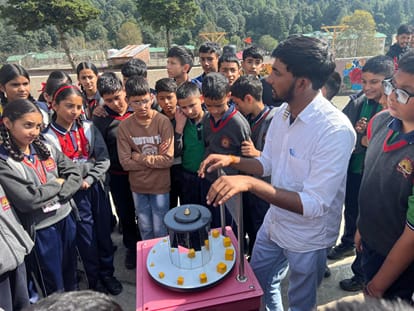 पीएम श्री केंद्रीय विद्यालय बनीखेत में विज्ञान के एक मॉडल के बारे में जानकारी लेते विद्यार्थी -