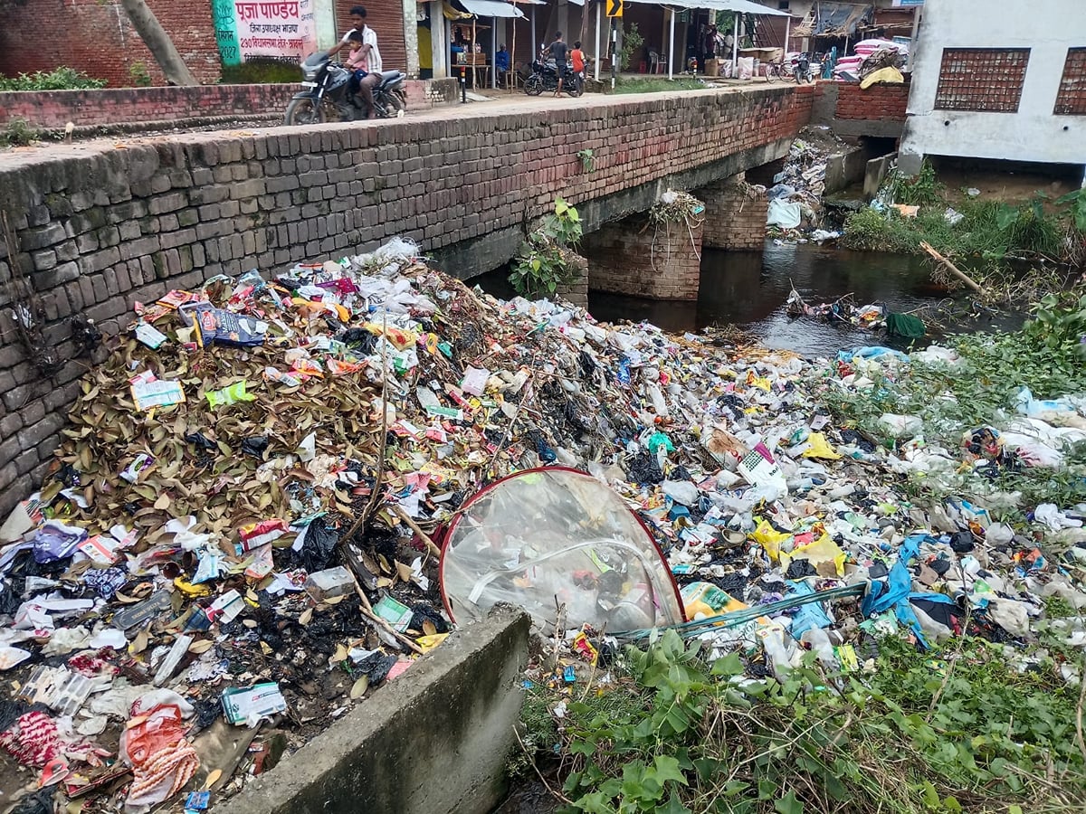 Shravasti News: नाला बना कूड़ाघर, खेतों में डूबी मेहनत